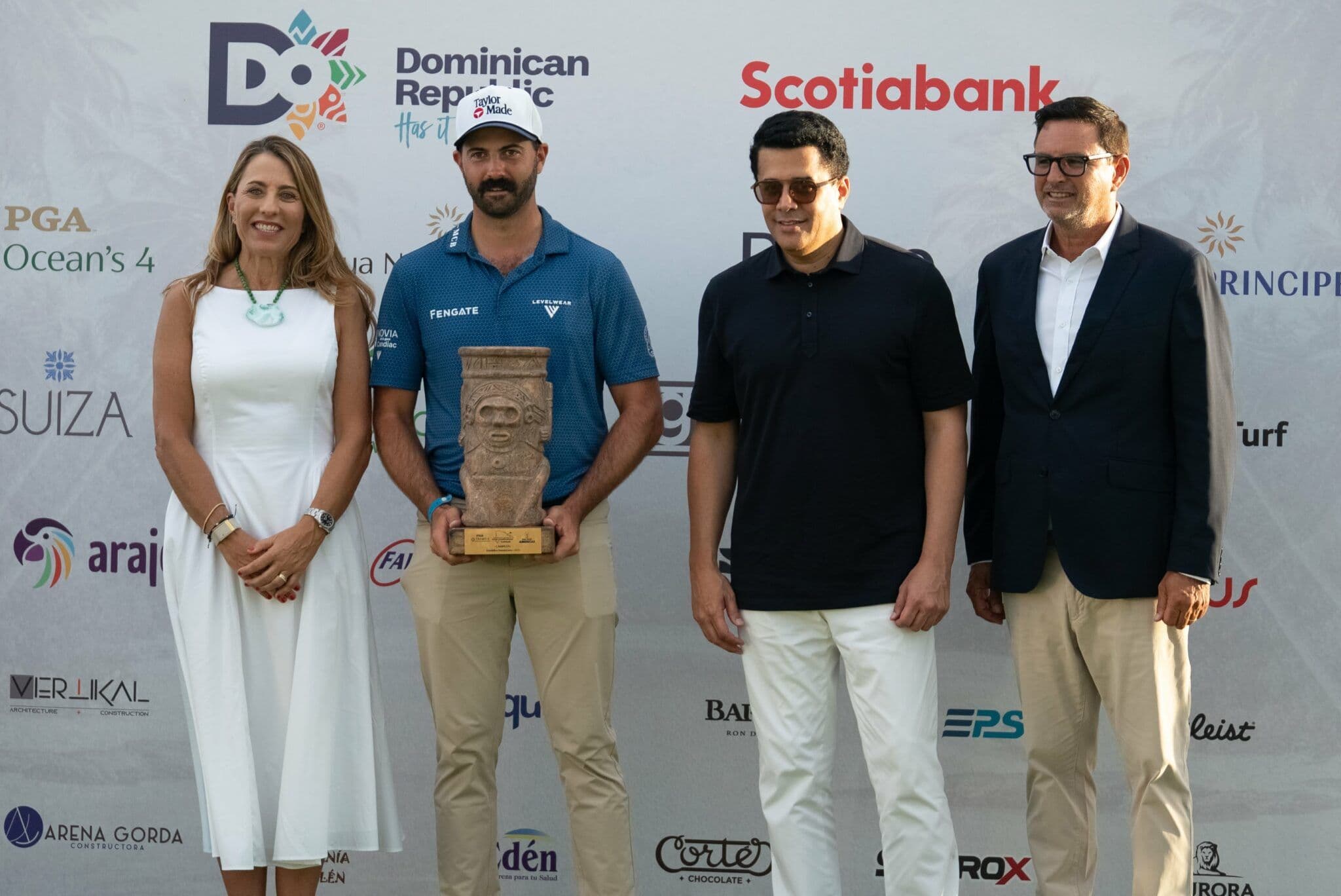 David Collado reconoce el liderazgo de Grupo Piñero durante la final del PGA Tour Americas en Playa Nueva Romana.